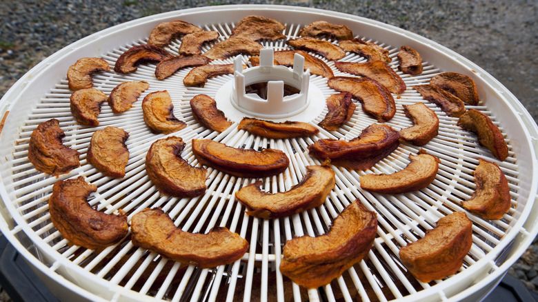 Dehydrated peaches in single layer