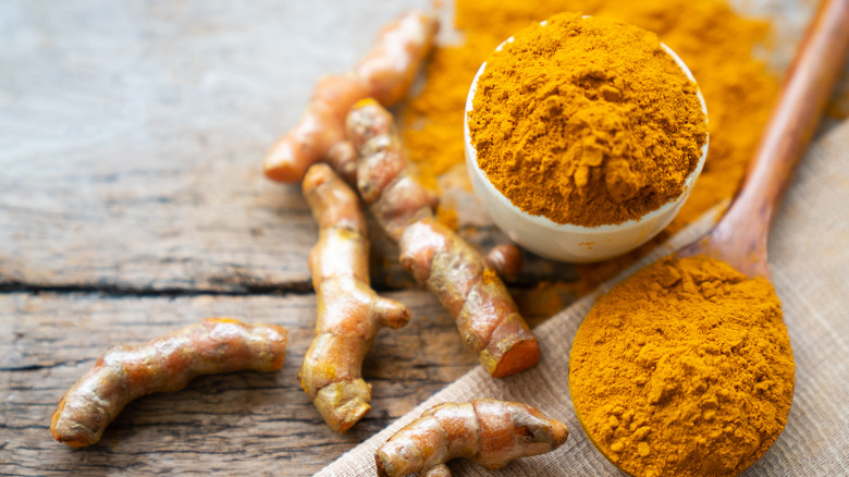 fresh and ground turmeric powder