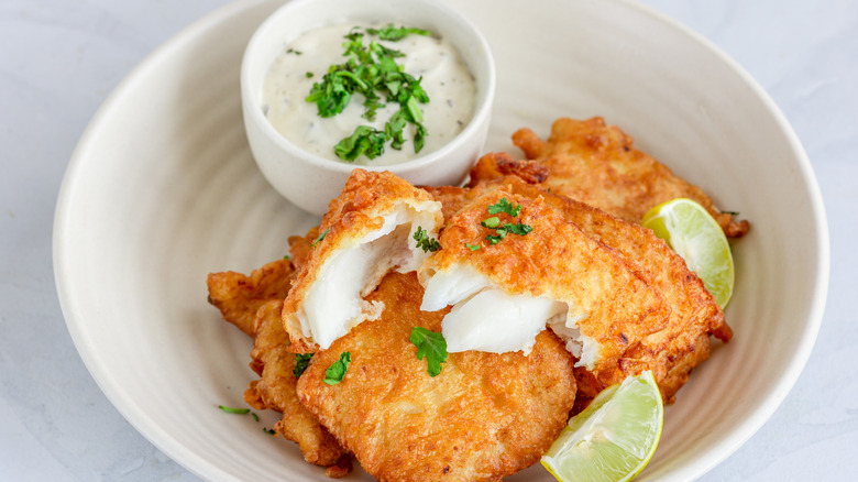 Fried fish with tartar sauce