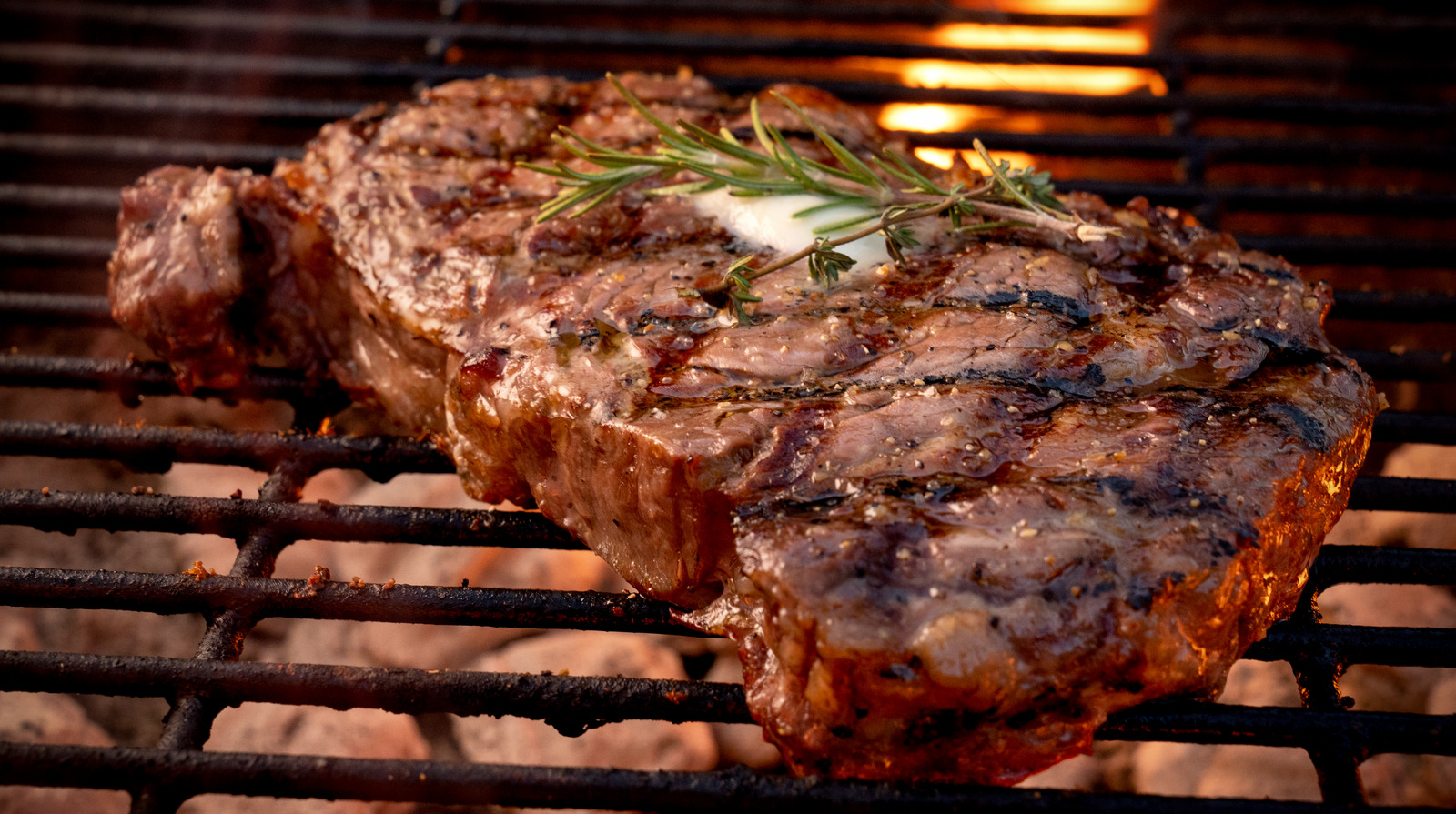 https://www.tastingtable.com/img/gallery/12-essential-tips-for-grilling-steak-according-to-hugh-acheson/l-intro-1687350789.jpg