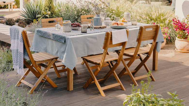 outdoor dining table