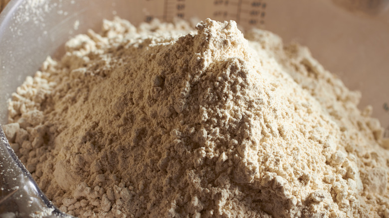 Chestnut flour in bowl