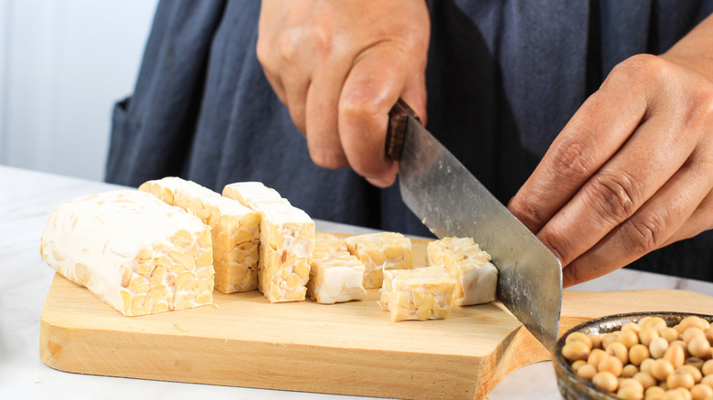 Cutting tempeh