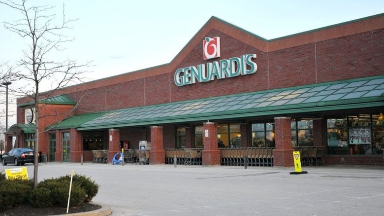 Genuardi's storefront and parking lot