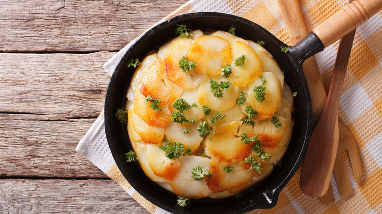 pommes anna in a frying pan 