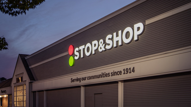 Outside view of a Stop&Shop