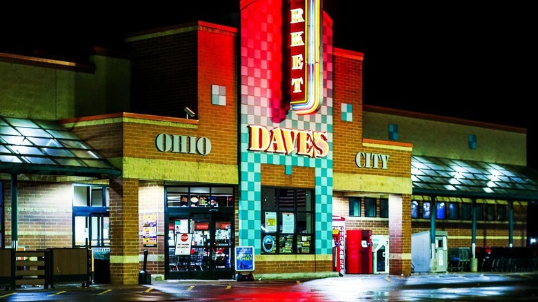 Front of Dave's Markets