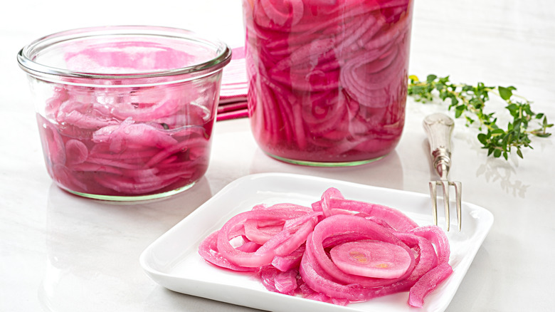 pickled red onions, jar 