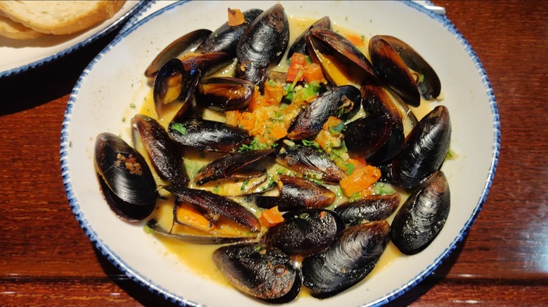 mussels in sauce with tomato