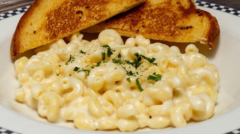 Mac and cheese with toast