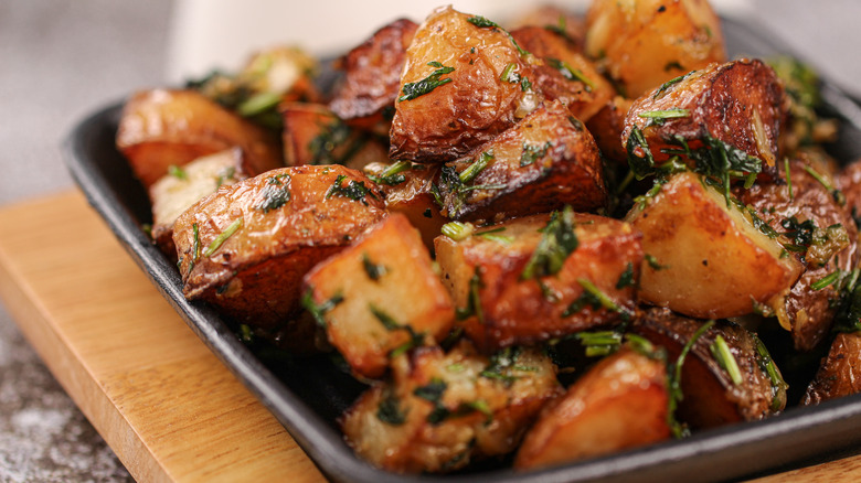 batata harra with herbs