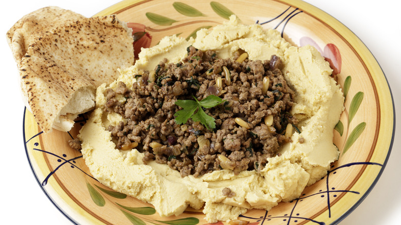 hummus bil lahme with pita 