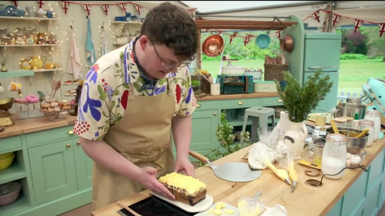 season 15 contestant preparing a loaf