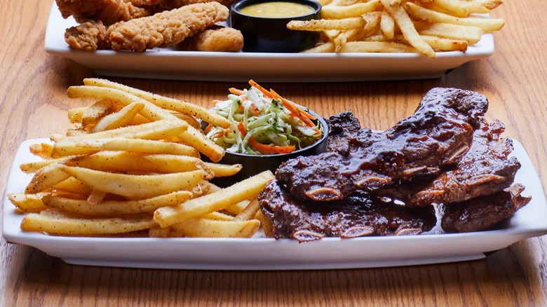 Platter of Applebee's riblets and fries on table