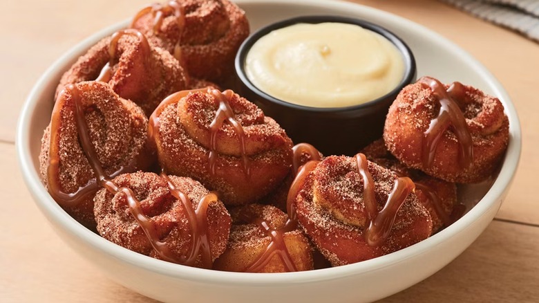 A dish of Applebee's Cinnabon swirl bites with dip