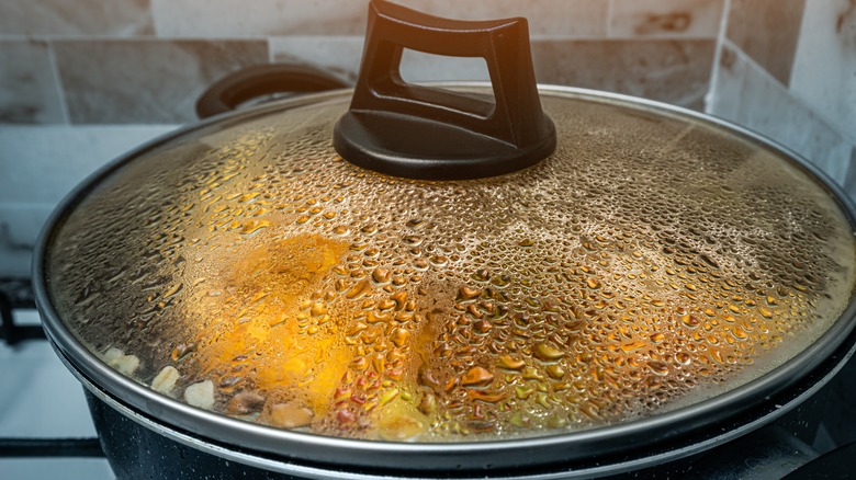 Covered pan with condensation