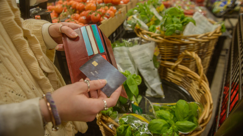 Customer with credit card, groceries