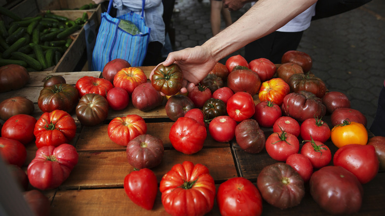 heirloom tomatoes at farmer's market