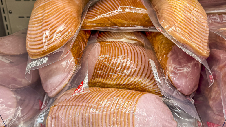 Closed packets of sliced ham
