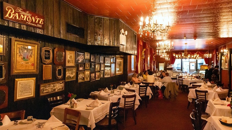 Bamonte's Restaurant dining room