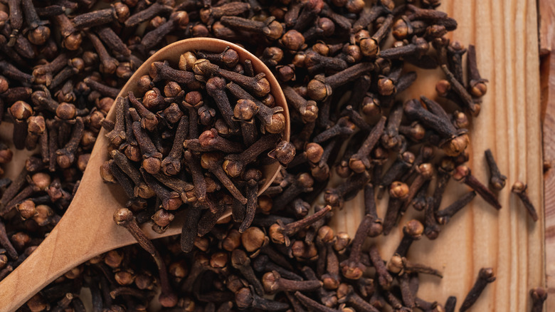 Cloves in a wooden spoon