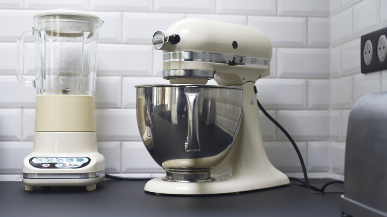 stand mixer on kitchen counter