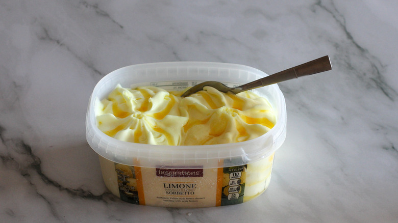 Limone sorbetto in container