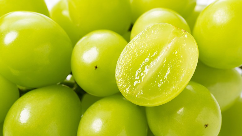 Pile of green grapes