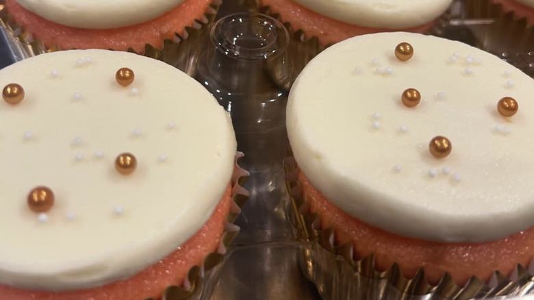 Flat-topped cupcakes with gems