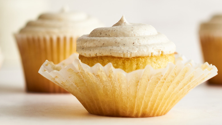 Vanilla cupcakes with vanilla frosting