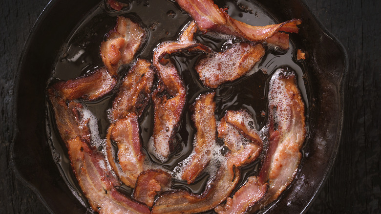 skillet with crispy bacon