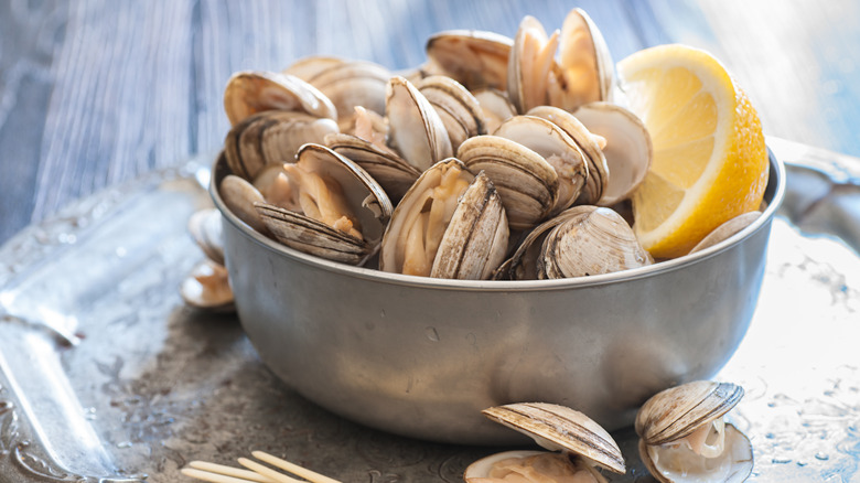 a bowl of open clams