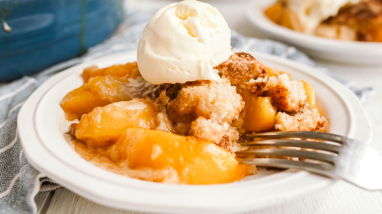 peach cobbler with ice cream