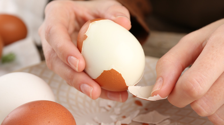 peeling boiled eggs