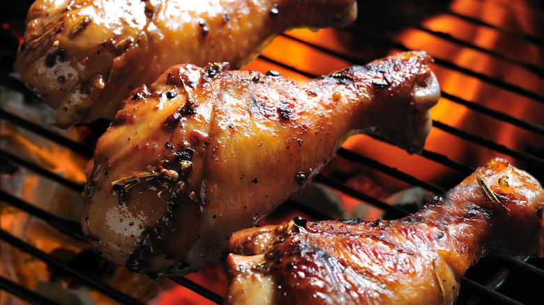 cooked chicken drumsticks on grill