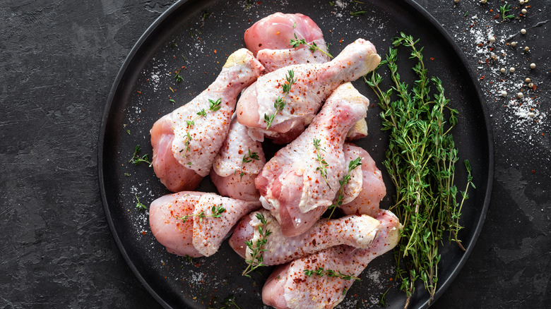 seasoned raw chicken drumsticks