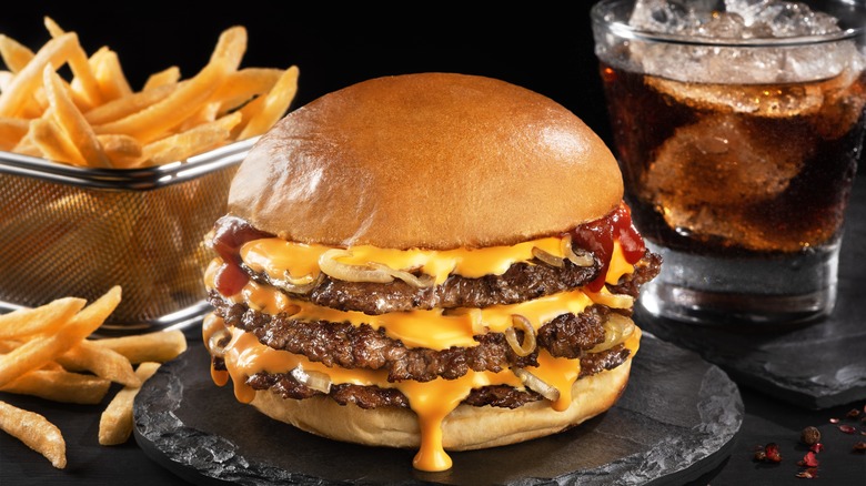 https://www.tastingtable.com/img/gallery/12-tips-for-making-the-ultimate-smash-burger/intro-1694793744.jpg