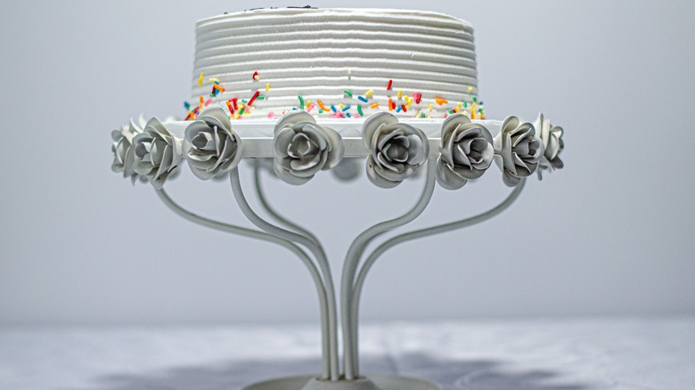 White cake, white cake stand