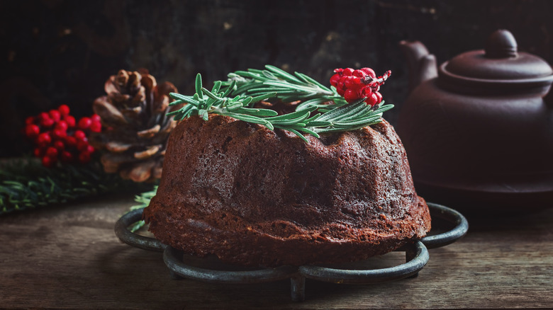 Wreath and cake stand