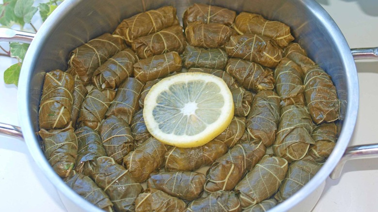 pot dolmades lemon slice 