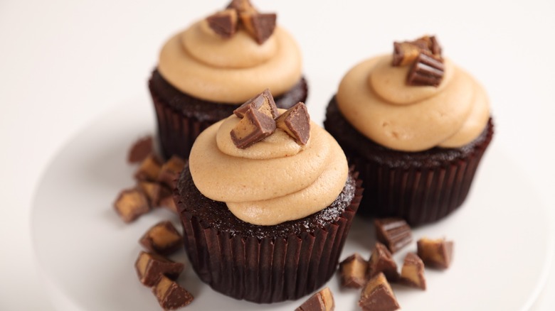 peanut butter frosted cupcakes