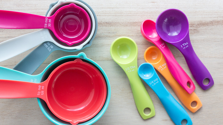 Measuring cups and spoons