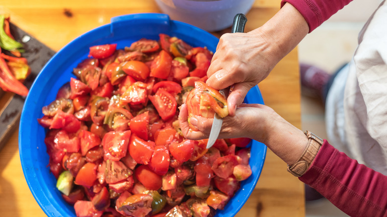 Cutting large amounts of tomatoes