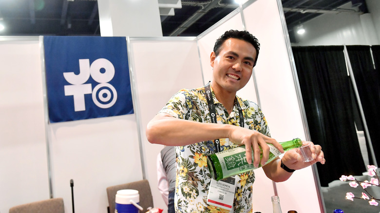 Joto representative pours sake