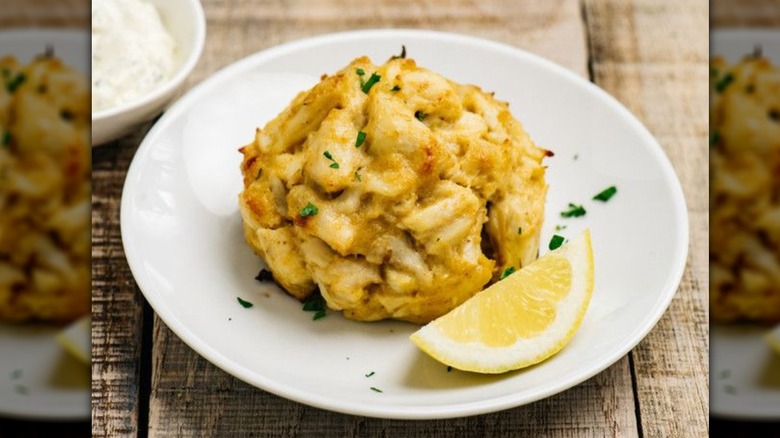 crab cake with lemon