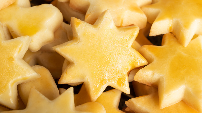 Pile of star-shaped Swiss Mailänderlis cookies with a egg glaze