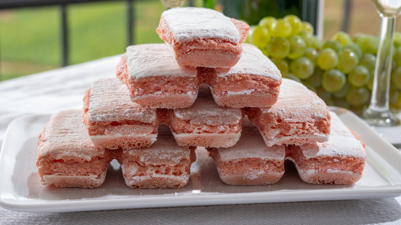 biscuits roses de reims pink cookies