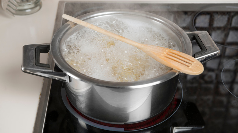 Spoon trick boiling water pot