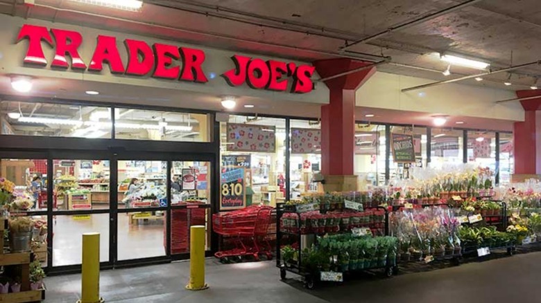 Trader Joe's Chicago entrance doorway