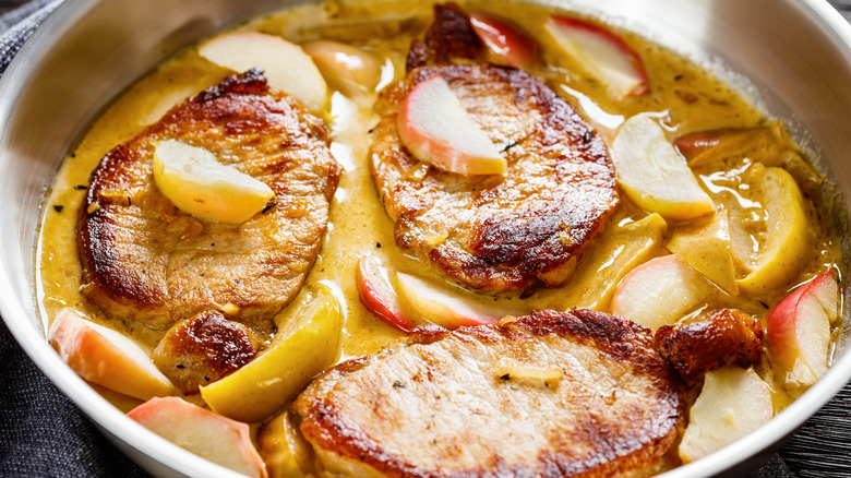 Pork chops with apples